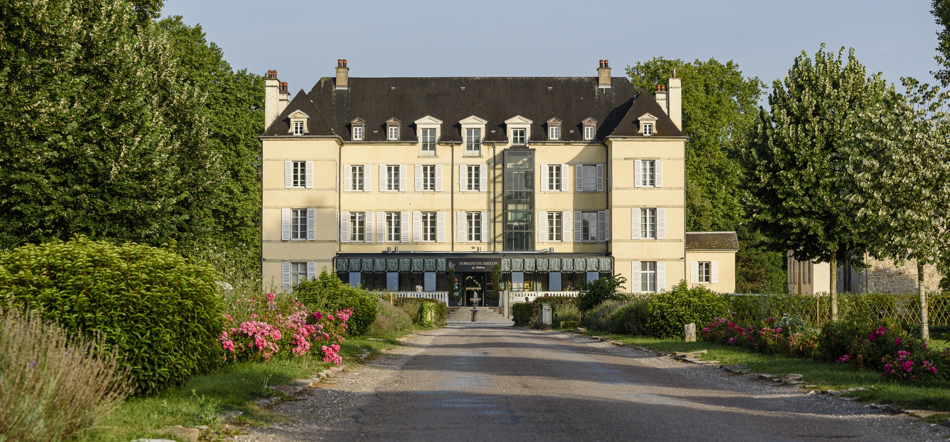 Une vaste structure architecturale avec une allée d'accès, mettant en valeur son entrée majestueuse.