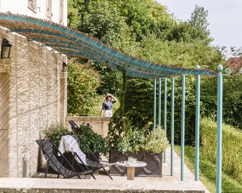 image d'une pergola et d'une terrasse présente au château de saulon