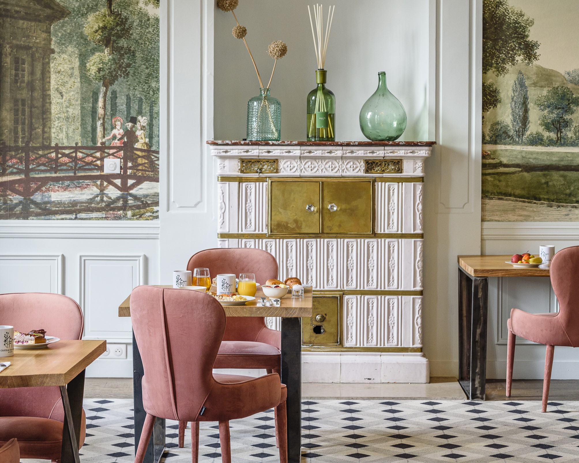 ©corinnejamet_chateausaulon_petitdejeuner_juill24_008 photo d'une salle de réception aux couleurs douces du château de saulon